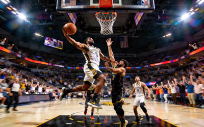 NBA季后赛激烈角逐，球员投篮精彩瞬间